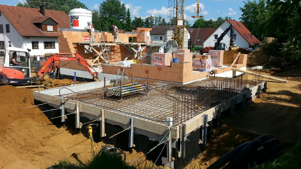 Fernwärmeleitung – Baugrube verfüllen – Mauern