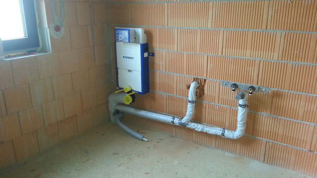 Abwasserrohre, Spühlkästen und provisorische Haustüre…