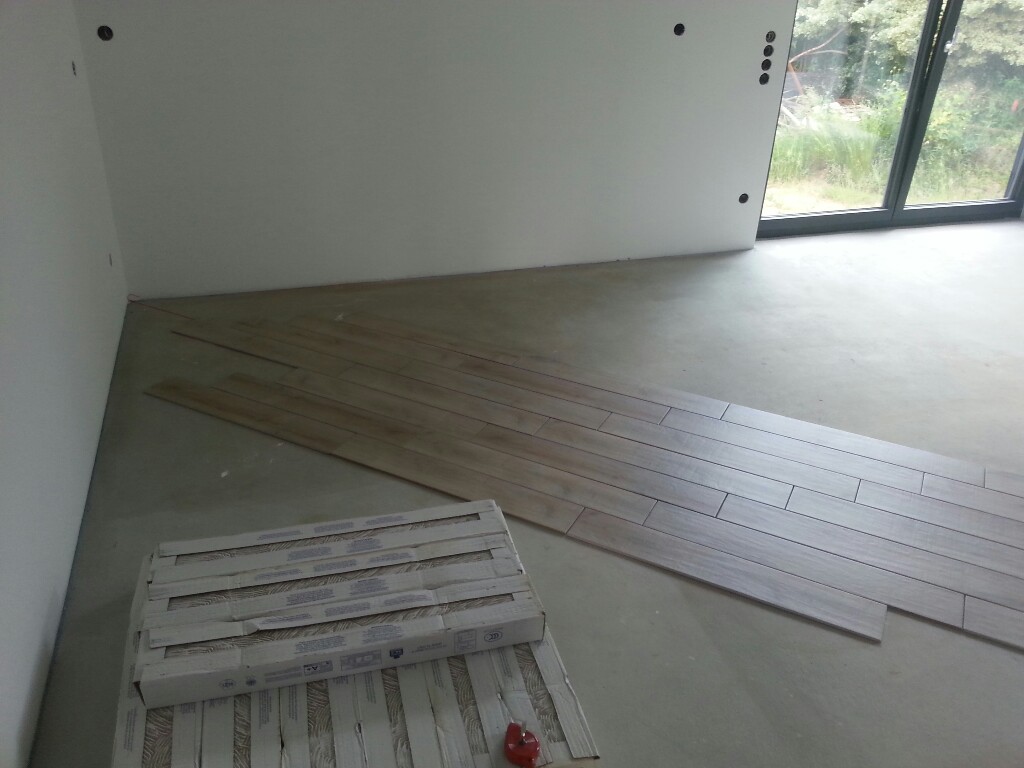 Vorbereitungen für das Fliesen des Erdgeschosses